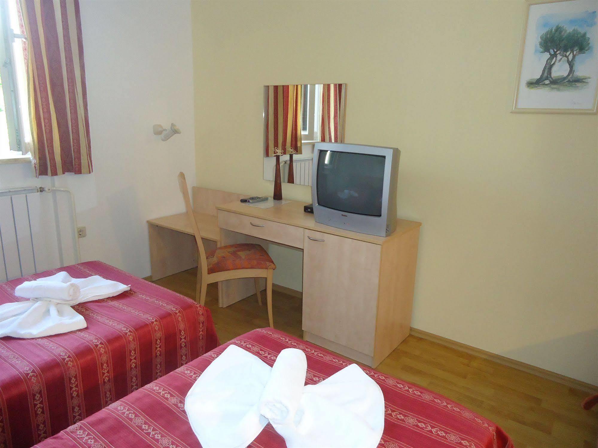 Novigrad Istria Hotel Emaus מראה חיצוני תמונה