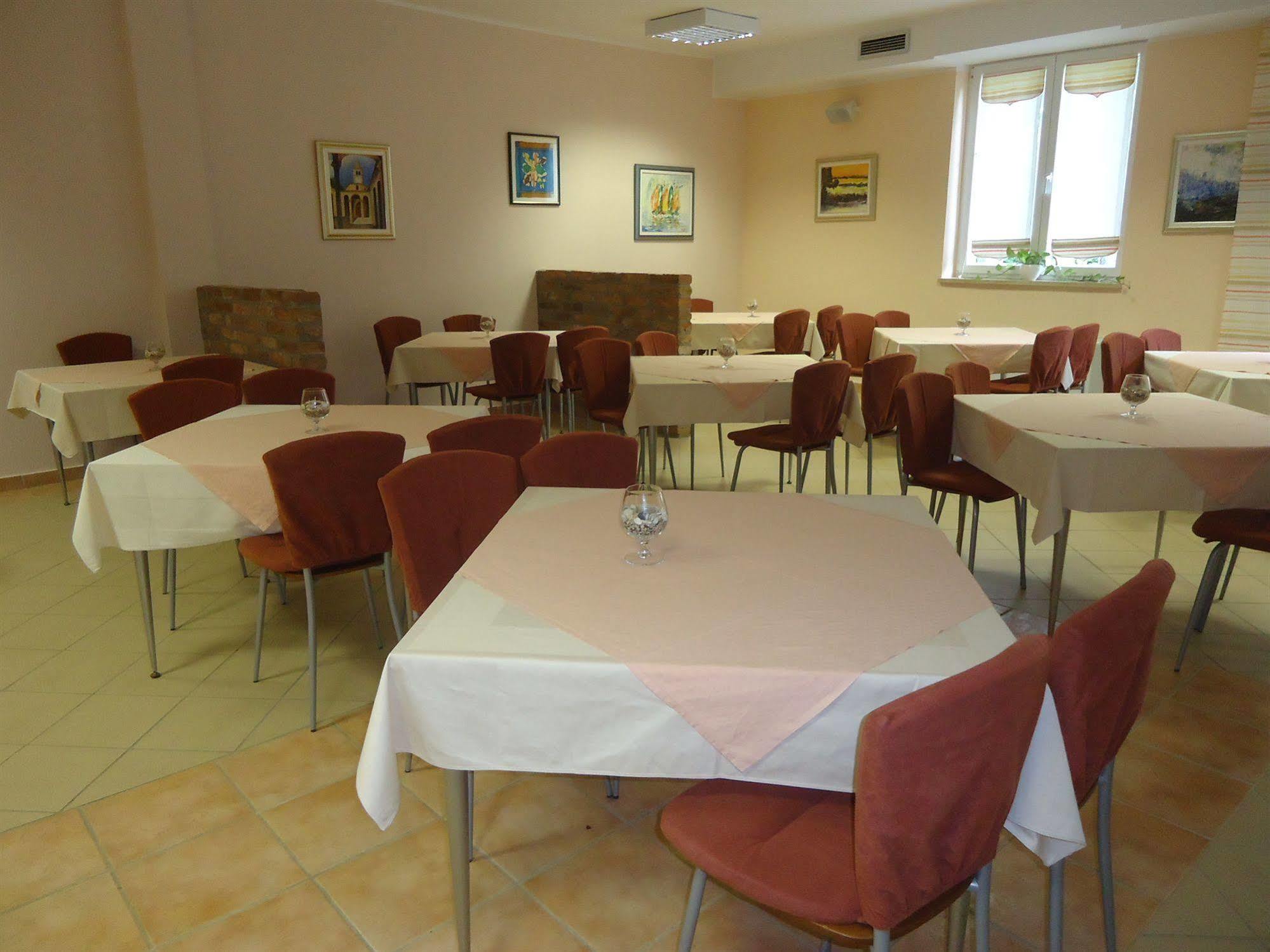 Novigrad Istria Hotel Emaus מראה חיצוני תמונה